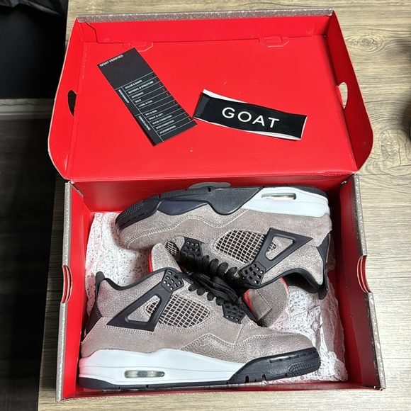 Air Jordan 4 Retro \'Taupe Haze\'